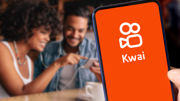 Kwai Live creator hosting an interactive broadcast with AI virtual gifts, audience chat, short videos, and live shopping features